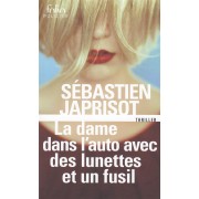  La dame dans l'auto avec des lunettes et un fusil 