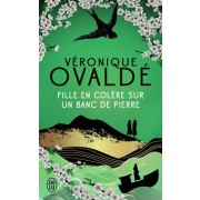  Fille en colère sur un banc de pierre  