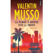  La femme à droite sur la photo  