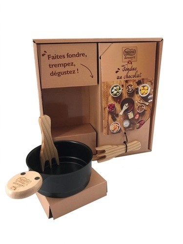 Coffret Fondue au chocolat Nestlé - Avec un livre de recettes, un appareil à fondue à la bougie et ses 2 cuillères en bois Coffret Fondue au chocolat Nestlé - Avec un livre de recettes, un appareil à fondue à la bougie et ses 2 cuillères en bois