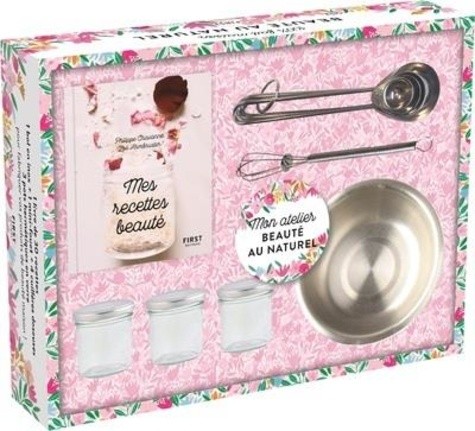  Coffret Mon atelier beauté au naturel - Avec un livre de 30 recettes ; un bol en métal ; un petit fouet ; 4 cuillères doseuses ; 3 petits pots hermétiques en verre 