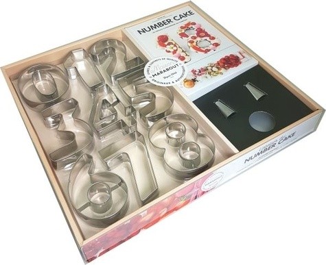  Coffret L'atelier du number cake - Number cake les gâteaux d'anniversaire qui comptent avec 9 emporte-pièces et deux douilles pâtissières 